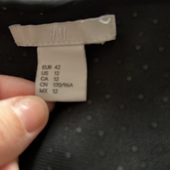 Black colour blouse with white and brown tiny dots are there on it . - Picture 3 of 4